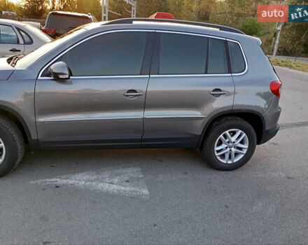 Сірий Фольксваген Тігуан, об'ємом двигуна 2 л та пробігом 298 тис. км за 13000 $, фото 5 на Automoto.ua