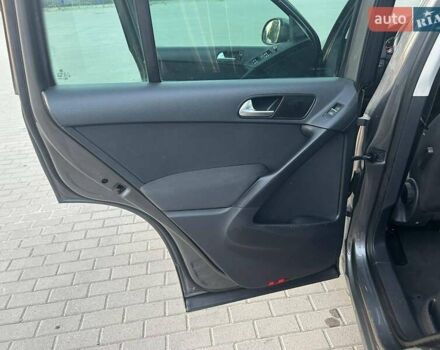 Сірий Фольксваген Тігуан, об'ємом двигуна 2 л та пробігом 230 тис. км за 12900 $, фото 22 на Automoto.ua