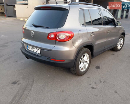 Сірий Фольксваген Тігуан, об'ємом двигуна 2 л та пробігом 298 тис. км за 13000 $, фото 6 на Automoto.ua