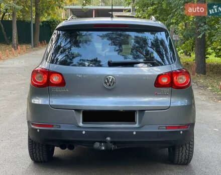 Серый Фольксваген Тигуан, объемом двигателя 2 л и пробегом 180 тыс. км за 11750 $, фото 5 на Automoto.ua