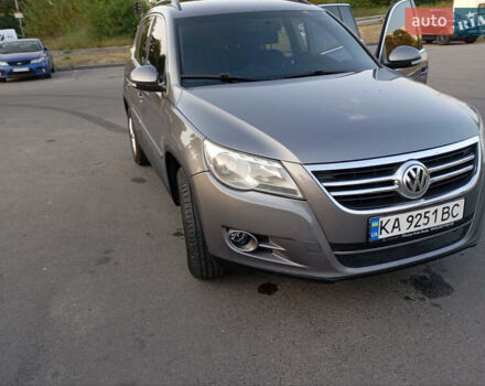 Сірий Фольксваген Тігуан, об'ємом двигуна 2 л та пробігом 298 тис. км за 13000 $, фото 2 на Automoto.ua