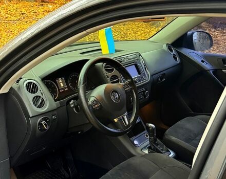 Сірий Фольксваген Тігуан, об'ємом двигуна 2 л та пробігом 242 тис. км за 9300 $, фото 2 на Automoto.ua