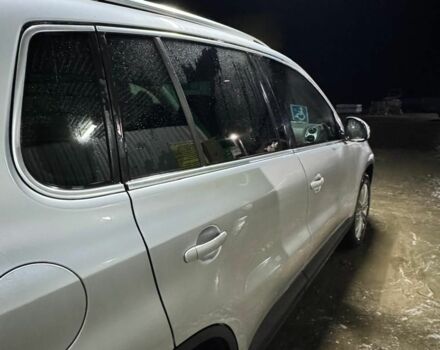 Серый Фольксваген Тигуан, объемом двигателя 2 л и пробегом 217 тыс. км за 12000 $, фото 2 на Automoto.ua