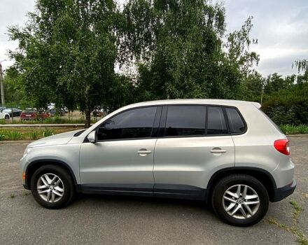 Сірий Фольксваген Тігуан, об'ємом двигуна 2 л та пробігом 221 тис. км за 11800 $, фото 1 на Automoto.ua
