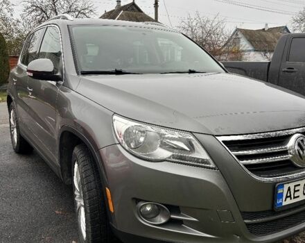 Серый Фольксваген Тигуан, объемом двигателя 2 л и пробегом 194 тыс. км за 10800 $, фото 3 на Automoto.ua