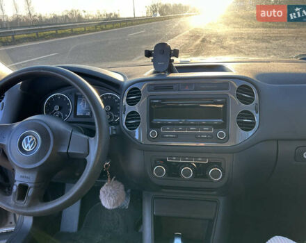 Серый Фольксваген Тигуан, объемом двигателя 1.98 л и пробегом 220 тыс. км за 11000 $, фото 2 на Automoto.ua