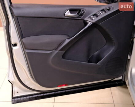 Сірий Фольксваген Тігуан, об'ємом двигуна 2 л та пробігом 170 тис. км за 9900 $, фото 25 на Automoto.ua