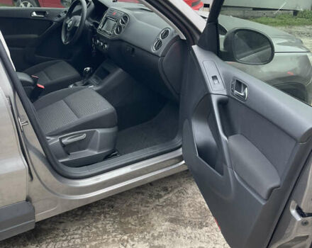 Сірий Фольксваген Тігуан, об'ємом двигуна 2 л та пробігом 120 тис. км за 12500 $, фото 12 на Automoto.ua