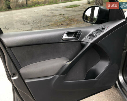 Серый Фольксваген Тигуан, объемом двигателя 2 л и пробегом 212 тыс. км за 14800 $, фото 7 на Automoto.ua