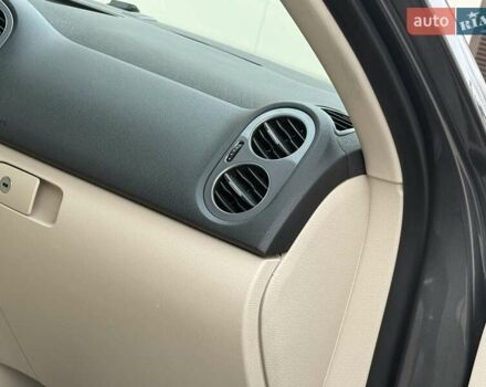 Серый Фольксваген Тигуан, объемом двигателя 1.98 л и пробегом 227 тыс. км за 10950 $, фото 42 на Automoto.ua