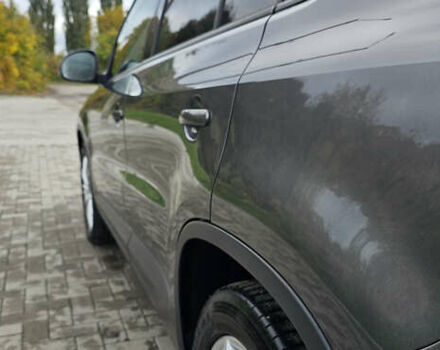 Серый Фольксваген Тигуан, объемом двигателя 2 л и пробегом 260 тыс. км за 13450 $, фото 12 на Automoto.ua