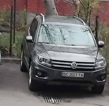 Сірий Фольксваген Тігуан, об'ємом двигуна 2 л та пробігом 150 тис. км за 11000 $, фото 4 на Automoto.ua