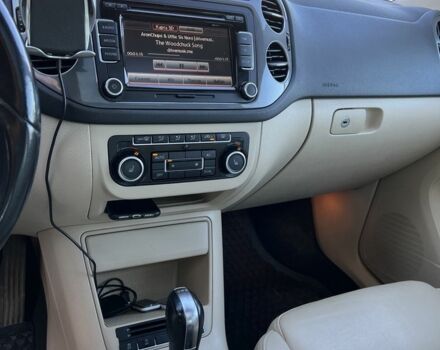 Сірий Фольксваген Тігуан, об'ємом двигуна 2 л та пробігом 245 тис. км за 17666 $, фото 4 на Automoto.ua