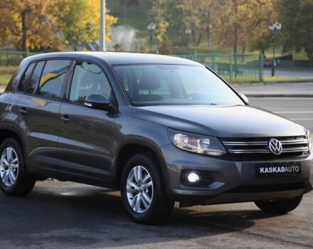 Сірий Фольксваген Тігуан, об'ємом двигуна 2 л та пробігом 129 тис. км за 11600 $, фото 2 на Automoto.ua