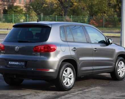 Сірий Фольксваген Тігуан, об'ємом двигуна 2 л та пробігом 129 тис. км за 11600 $, фото 5 на Automoto.ua