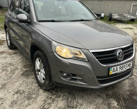 Сірий Фольксваген Тігуан, об'ємом двигуна 2 л та пробігом 120 тис. км за 12500 $, фото 2 на Automoto.ua