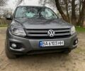 Сірий Фольксваген Тігуан, об'ємом двигуна 2 л та пробігом 300 тис. км за 11700 $, фото 2 на Automoto.ua