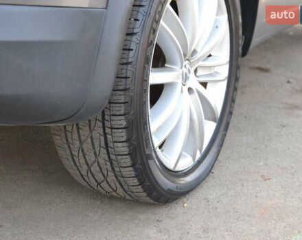 Сірий Фольксваген Тігуан, об'ємом двигуна 1.98 л та пробігом 310 тис. км за 10999 $, фото 34 на Automoto.ua