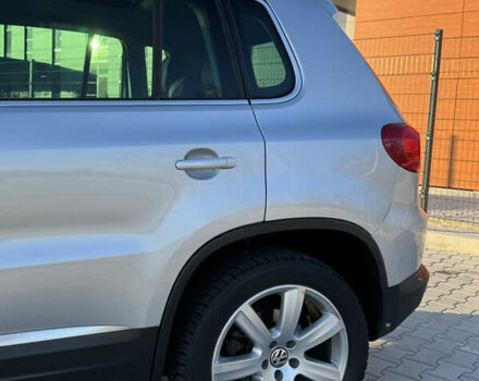 Серый Фольксваген Тигуан, объемом двигателя 2 л и пробегом 125 тыс. км за 14800 $, фото 7 на Automoto.ua