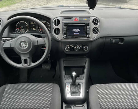 Сірий Фольксваген Тігуан, об'ємом двигуна 2 л та пробігом 120 тис. км за 12500 $, фото 18 на Automoto.ua