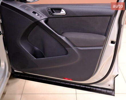 Сірий Фольксваген Тігуан, об'ємом двигуна 2 л та пробігом 170 тис. км за 9900 $, фото 37 на Automoto.ua