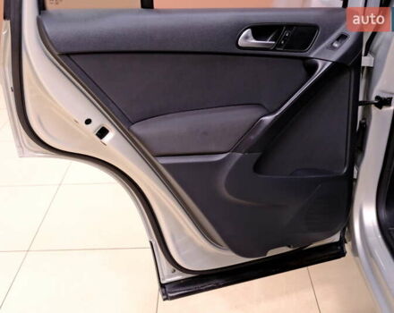 Сірий Фольксваген Тігуан, об'ємом двигуна 2 л та пробігом 170 тис. км за 9900 $, фото 29 на Automoto.ua