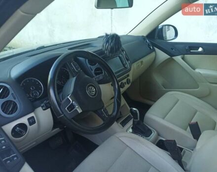 Сірий Фольксваген Тігуан, об'ємом двигуна 2 л та пробігом 150 тис. км за 11000 $, фото 3 на Automoto.ua