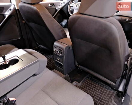 Сірий Фольксваген Тігуан, об'ємом двигуна 2 л та пробігом 170 тис. км за 9900 $, фото 35 на Automoto.ua