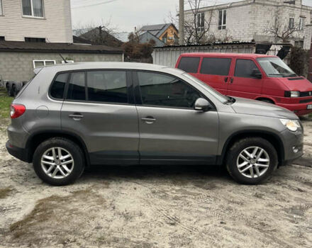 Сірий Фольксваген Тігуан, об'ємом двигуна 2 л та пробігом 120 тис. км за 12500 $, фото 3 на Automoto.ua