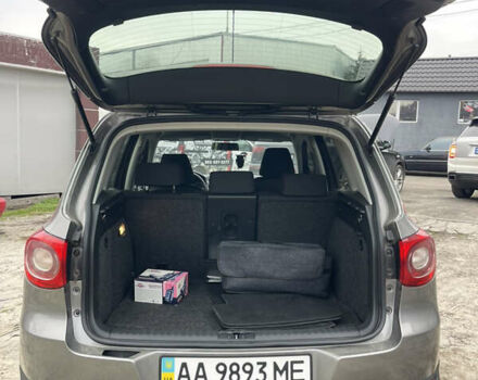 Сірий Фольксваген Тігуан, об'ємом двигуна 2 л та пробігом 120 тис. км за 12500 $, фото 8 на Automoto.ua