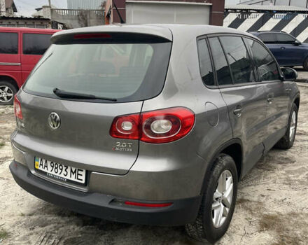 Сірий Фольксваген Тігуан, об'ємом двигуна 2 л та пробігом 120 тис. км за 12500 $, фото 4 на Automoto.ua