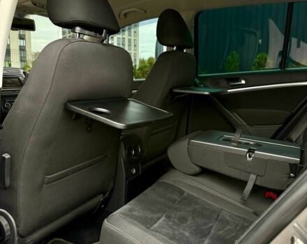 Сірий Фольксваген Тігуан, об'ємом двигуна 2 л та пробігом 186 тис. км за 14500 $, фото 23 на Automoto.ua