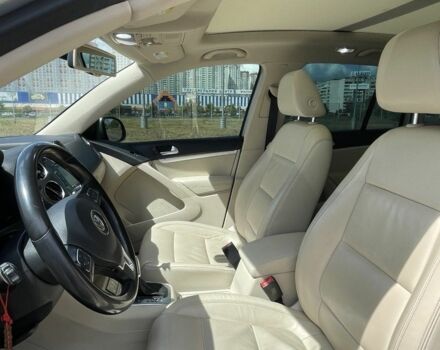 Сірий Фольксваген Тігуан, об'ємом двигуна 2 л та пробігом 134 тис. км за 12500 $, фото 4 на Automoto.ua