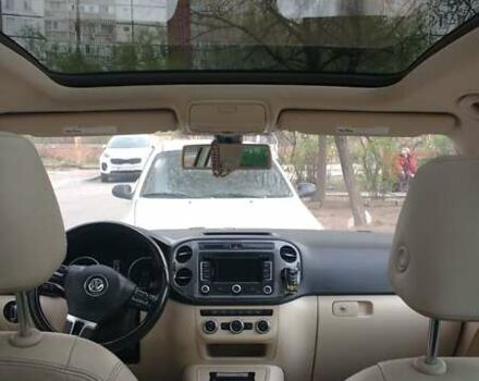 Сірий Фольксваген Тігуан, об'ємом двигуна 2 л та пробігом 165 тис. км за 12200 $, фото 4 на Automoto.ua