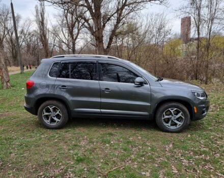 Сірий Фольксваген Тігуан, об'ємом двигуна 2 л та пробігом 175 тис. км за 13500 $, фото 3 на Automoto.ua