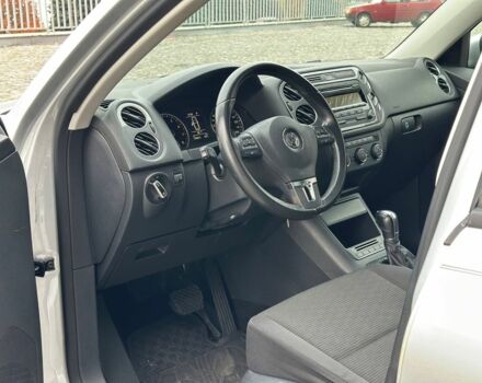 Сірий Фольксваген Тігуан, об'ємом двигуна 2 л та пробігом 220 тис. км за 9500 $, фото 5 на Automoto.ua