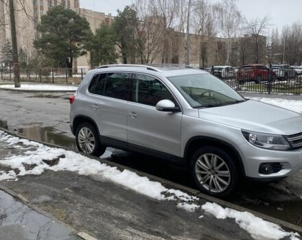Серый Фольксваген Тигуан, объемом двигателя 2 л и пробегом 209 тыс. км за 12000 $, фото 1 на Automoto.ua