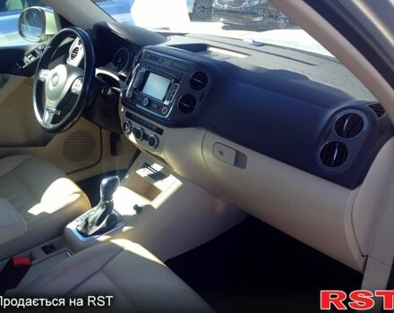 Сірий Фольксваген Тігуан, об'ємом двигуна 2 л та пробігом 165 тис. км за 13000 $, фото 4 на Automoto.ua