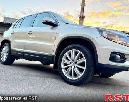 Серый Фольксваген Тигуан, объемом двигателя 2 л и пробегом 250 тыс. км за 10500 $, фото 4 на Automoto.ua