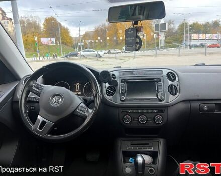 Сірий Фольксваген Тігуан, об'ємом двигуна 2 л та пробігом 216 тис. км за 11500 $, фото 4 на Automoto.ua