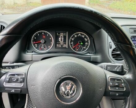 Сірий Фольксваген Тігуан, об'ємом двигуна 2 л та пробігом 217 тис. км за 12000 $, фото 4 на Automoto.ua