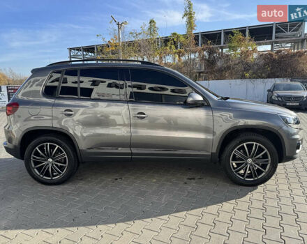 Серый Фольксваген Тигуан, объемом двигателя 2.14 л и пробегом 184 тыс. км за 16599 $, фото 5 на Automoto.ua