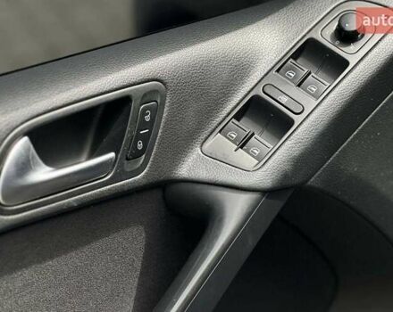 Серый Фольксваген Тигуан, объемом двигателя 1.98 л и пробегом 255 тыс. км за 13000 $, фото 3 на Automoto.ua