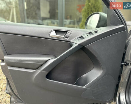 Серый Фольксваген Тигуан, объемом двигателя 2 л и пробегом 170 тыс. км за 12000 $, фото 15 на Automoto.ua