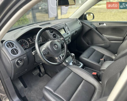 Серый Фольксваген Тигуан, объемом двигателя 2 л и пробегом 170 тыс. км за 12500 $, фото 17 на Automoto.ua