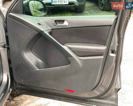 Серый Фольксваген Тигуан, объемом двигателя 2 л и пробегом 195 тыс. км за 15340 $, фото 16 на Automoto.ua