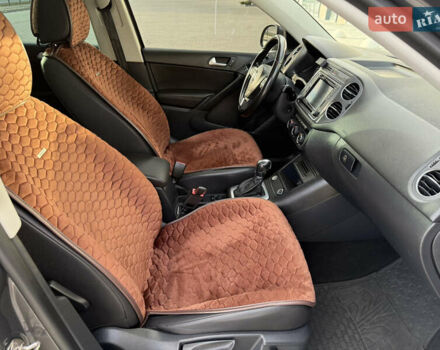 Сірий Фольксваген Тігуан, об'ємом двигуна 2 л та пробігом 176 тис. км за 12400 $, фото 36 на Automoto.ua