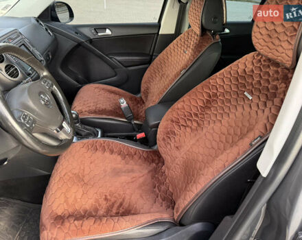 Сірий Фольксваген Тігуан, об'ємом двигуна 2 л та пробігом 176 тис. км за 12400 $, фото 24 на Automoto.ua