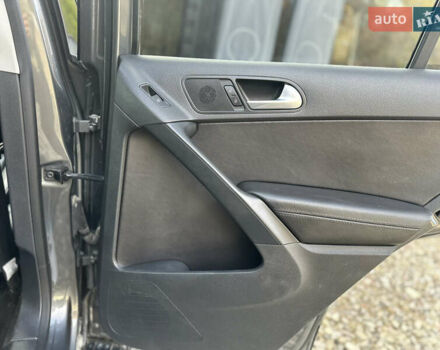 Серый Фольксваген Тигуан, объемом двигателя 2 л и пробегом 170 тыс. км за 12500 $, фото 20 на Automoto.ua