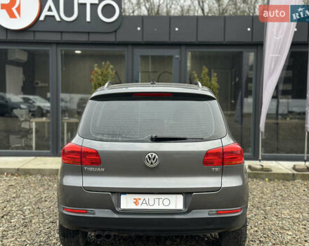 Серый Фольксваген Тигуан, объемом двигателя 2 л и пробегом 170 тыс. км за 12000 $, фото 3 на Automoto.ua